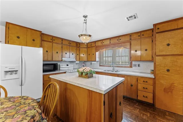 $425,000 | 2861 Highway 54, Moran, KS 66755