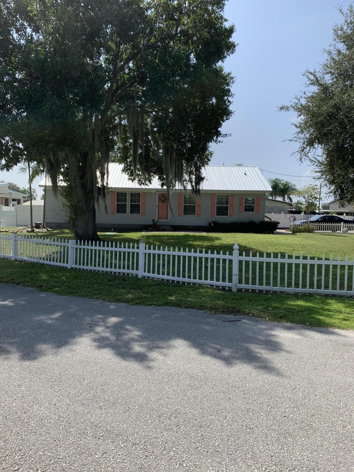 1023 Elm Street Okeechobee, FL 34974 - Photo 2 of 2 IMG-2426