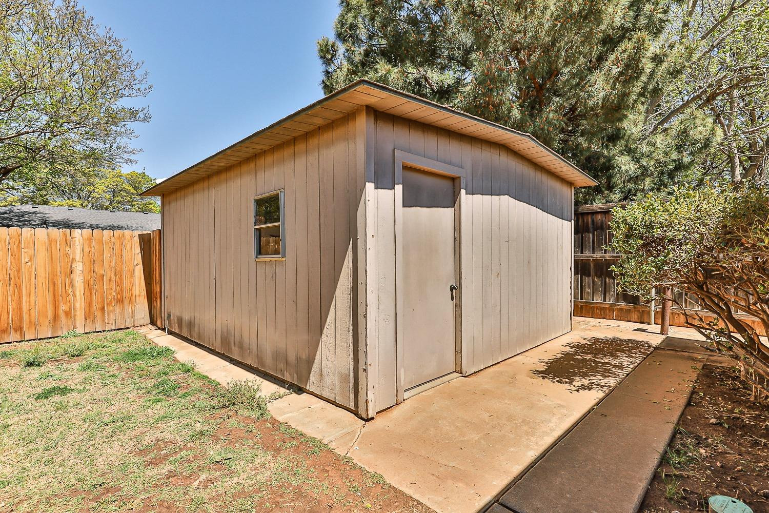 5720 68th Street Lubbock, TX 79424 - Photo 43 of 48 a backyard of a house