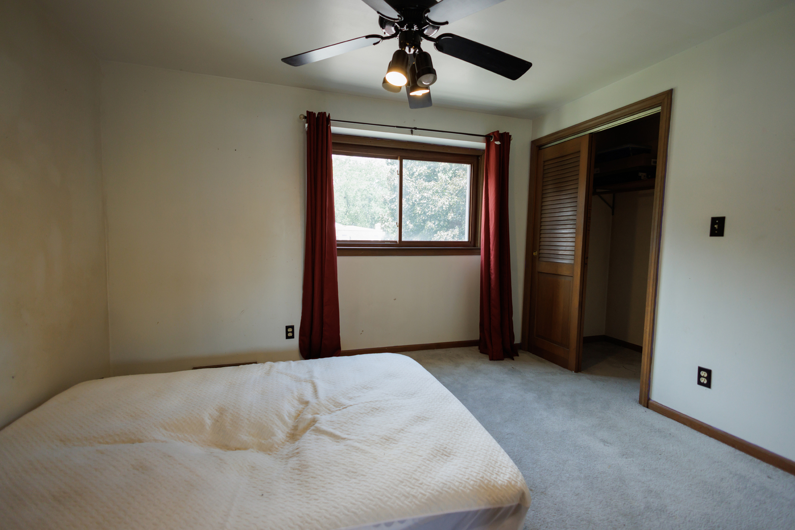 824 South McKinley Avenue Kankakee, IL 60901 - Photo 27 of 58 a view of an empty room with a window