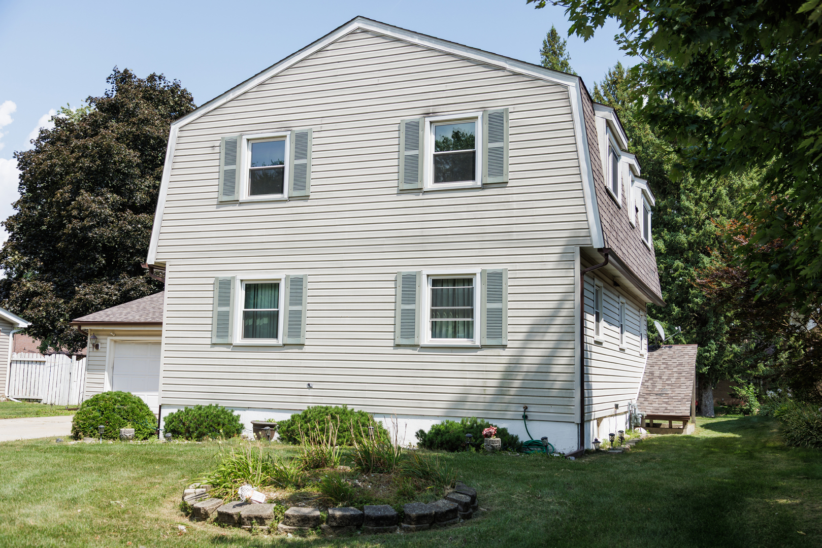 824 South McKinley Avenue Kankakee, IL 60901 - Photo 3 of 58 a view of a house with a yard and plants