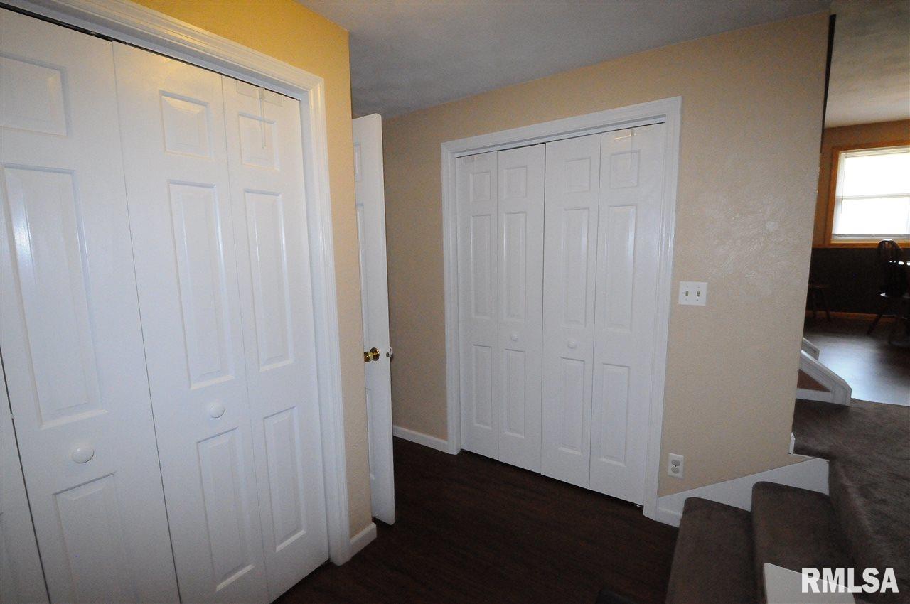 6912 North Camelot Road Peoria, IL 61615 - Photo 3 of 18 Gallery Image 3