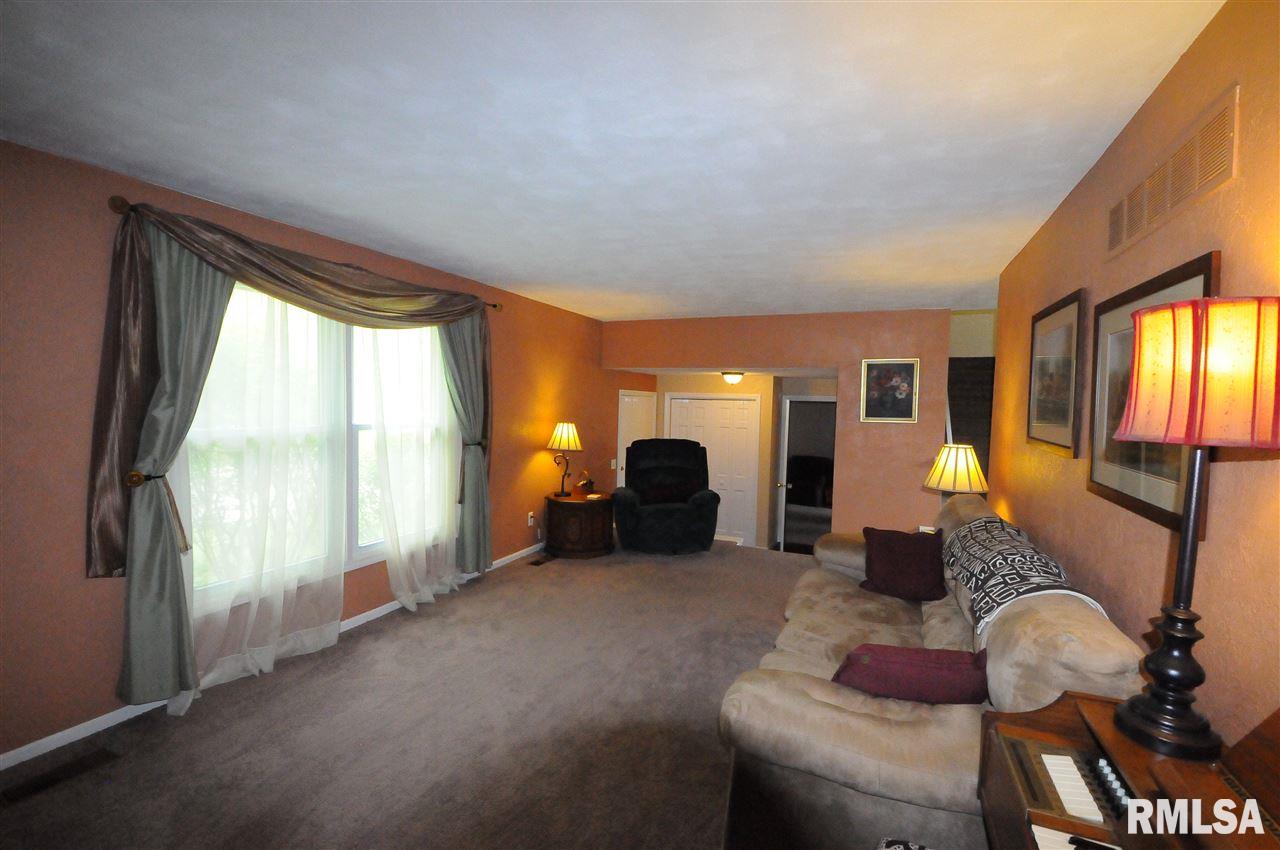 6912 North Camelot Road Peoria, IL 61615 - Photo 4 of 18 Gallery Image 4