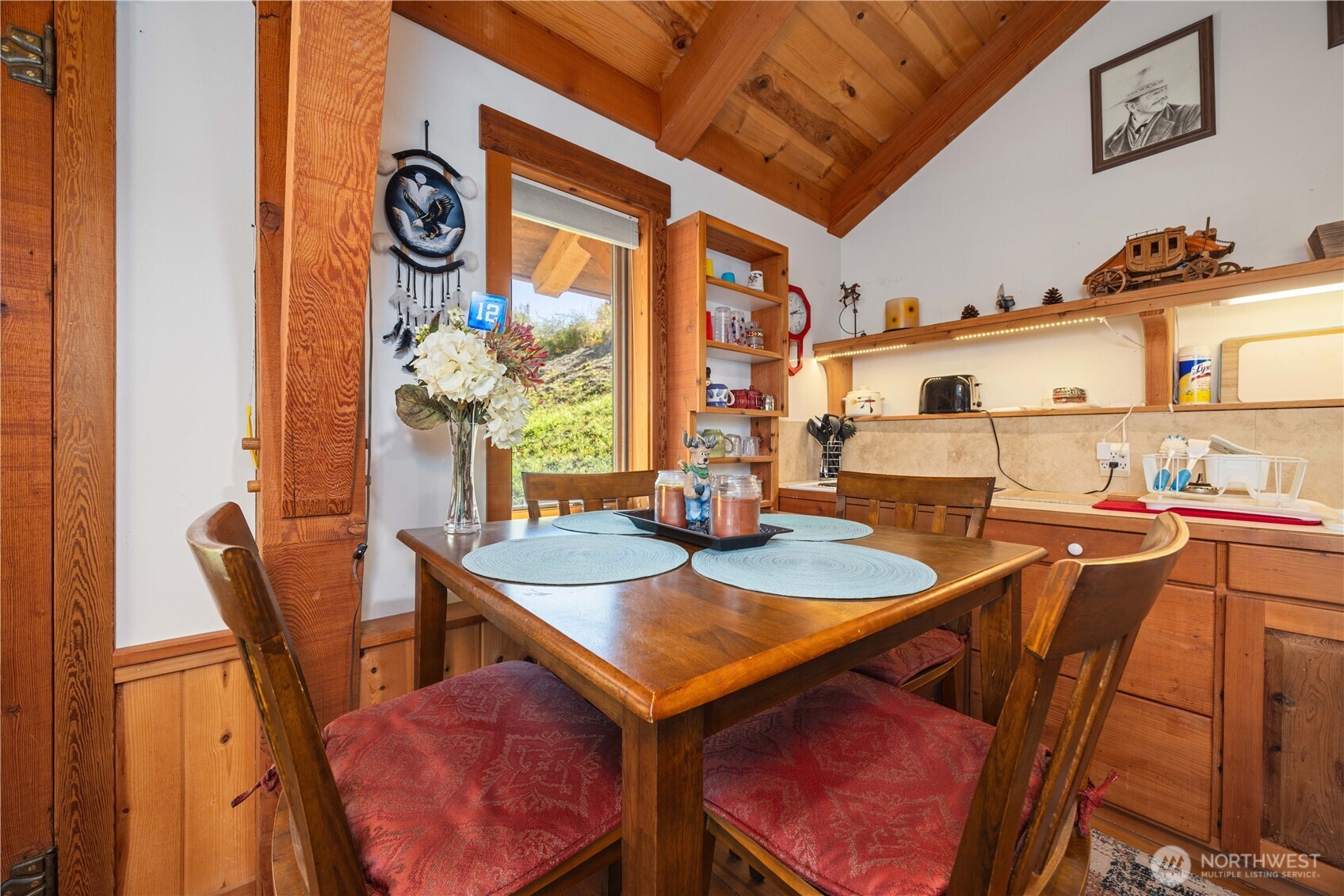 16495 South Lakeshore Road Chelan, WA 98816 - Photo 25 of 40 a dining room with furniture and window