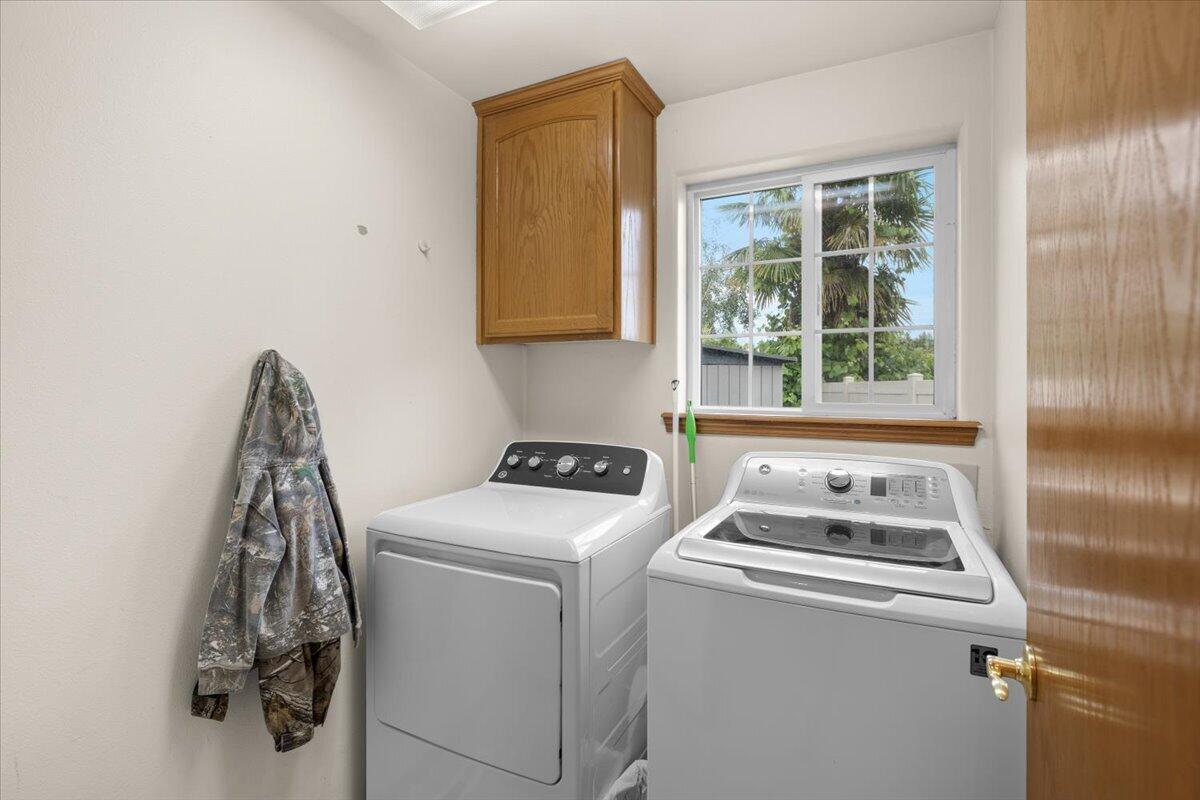 752 Mallory Court Central Point, OR 97502 - Photo 20 of 32 a utility room with dryer and washer