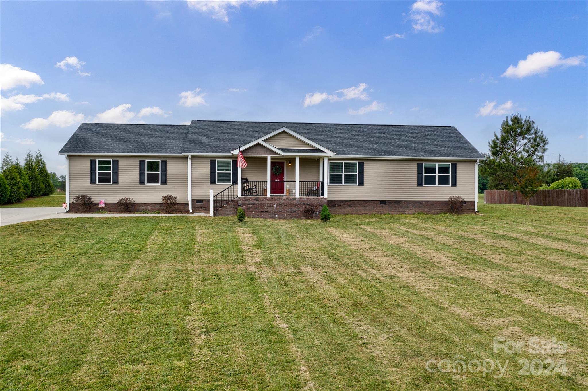 9405 Smith Road Kannapolis, NC 28081 - Photo 1 of 35 a front view of a house with a garden