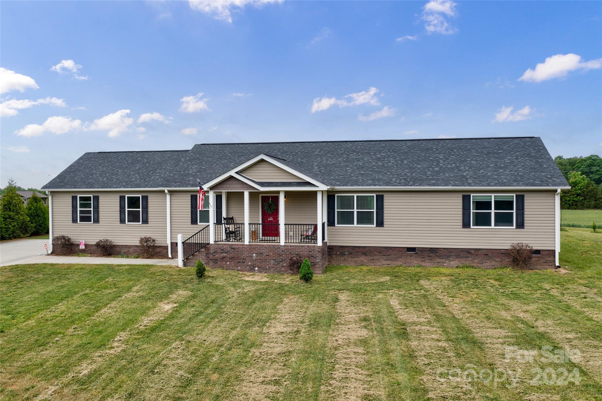 9405 Smith Road Kannapolis, NC 28081 - Photo 3 of 35 a front view of a house with a yard