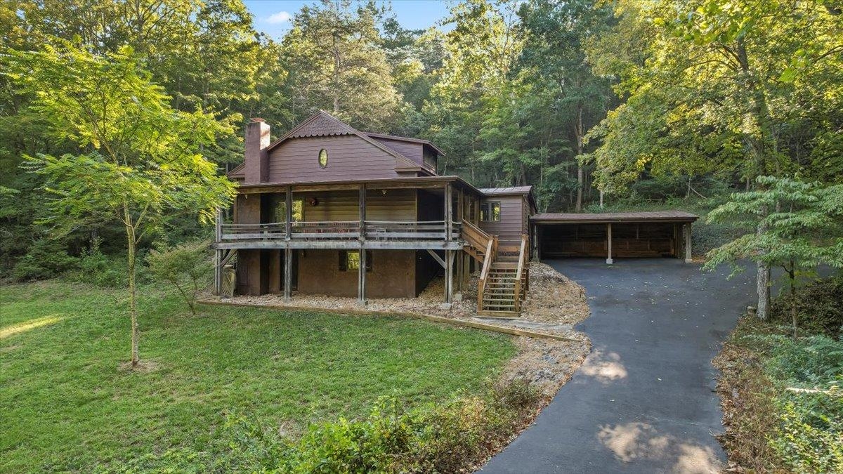 6614 Middlebrook Road Raphine, VA 24472 - Photo 6 of 52 a front view of a house with a garden