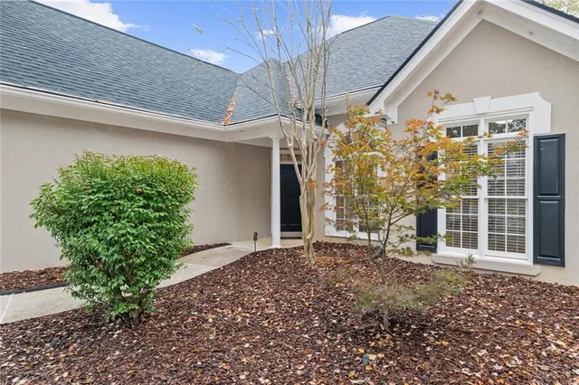 a view of a house with a yard