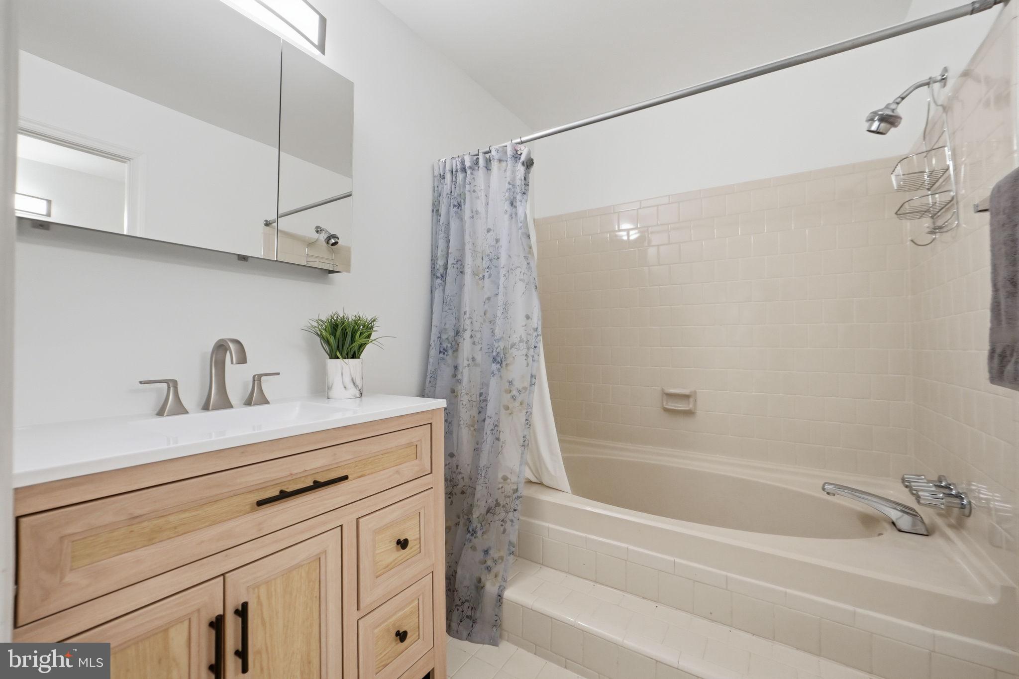 15205 Winstead Lane Silver Spring, MD 20905 - Photo 26 of 54 Large Soaking Tub