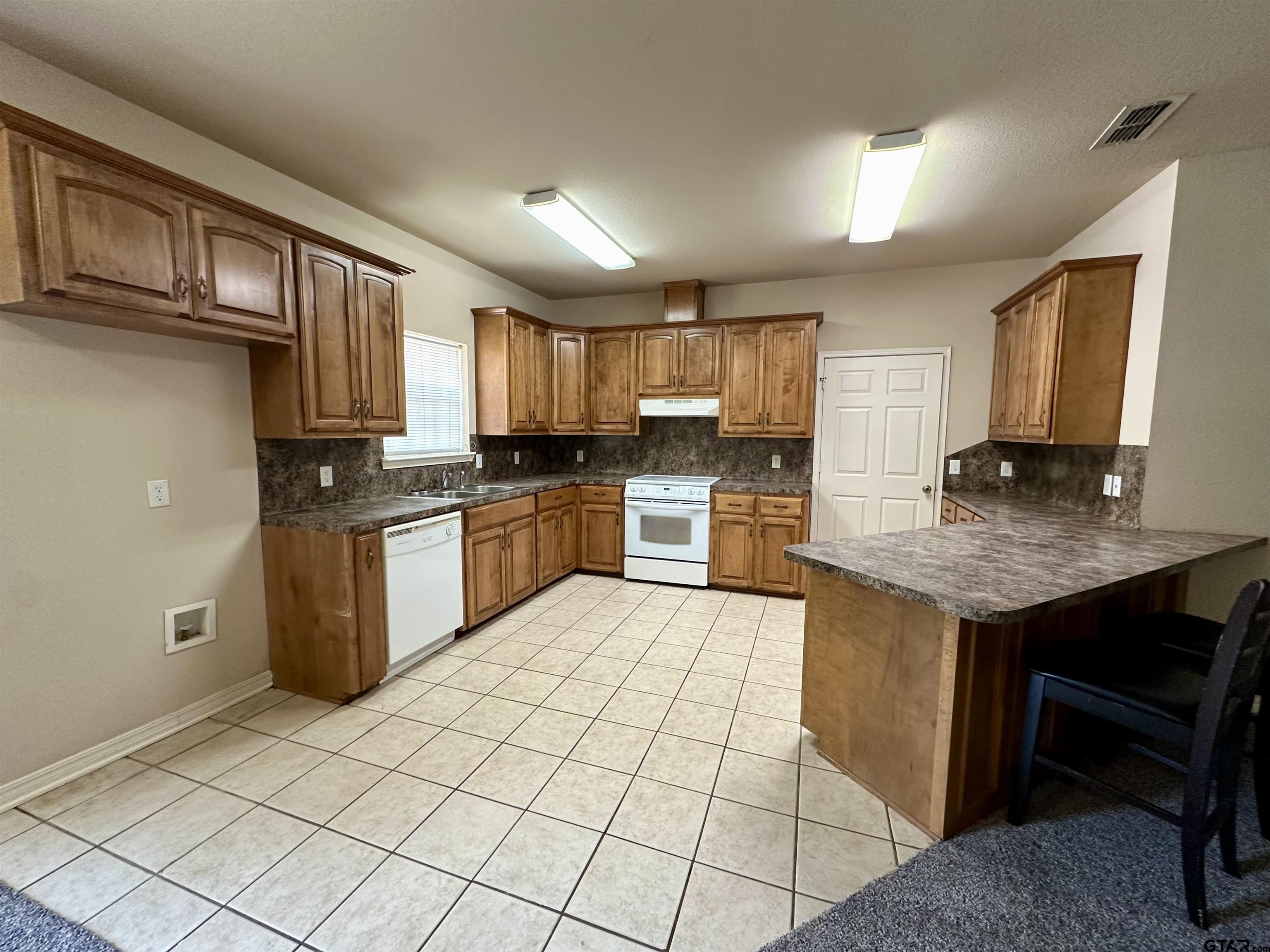 404 South White Oak Road White Oak, TX 75693 - Photo 6 of 8