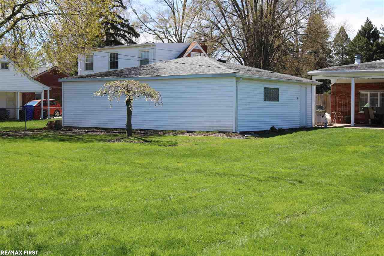 33056 Edgegrove Road Fraser, MI 48026 - Photo 6 of 26 31378634-5.JPG