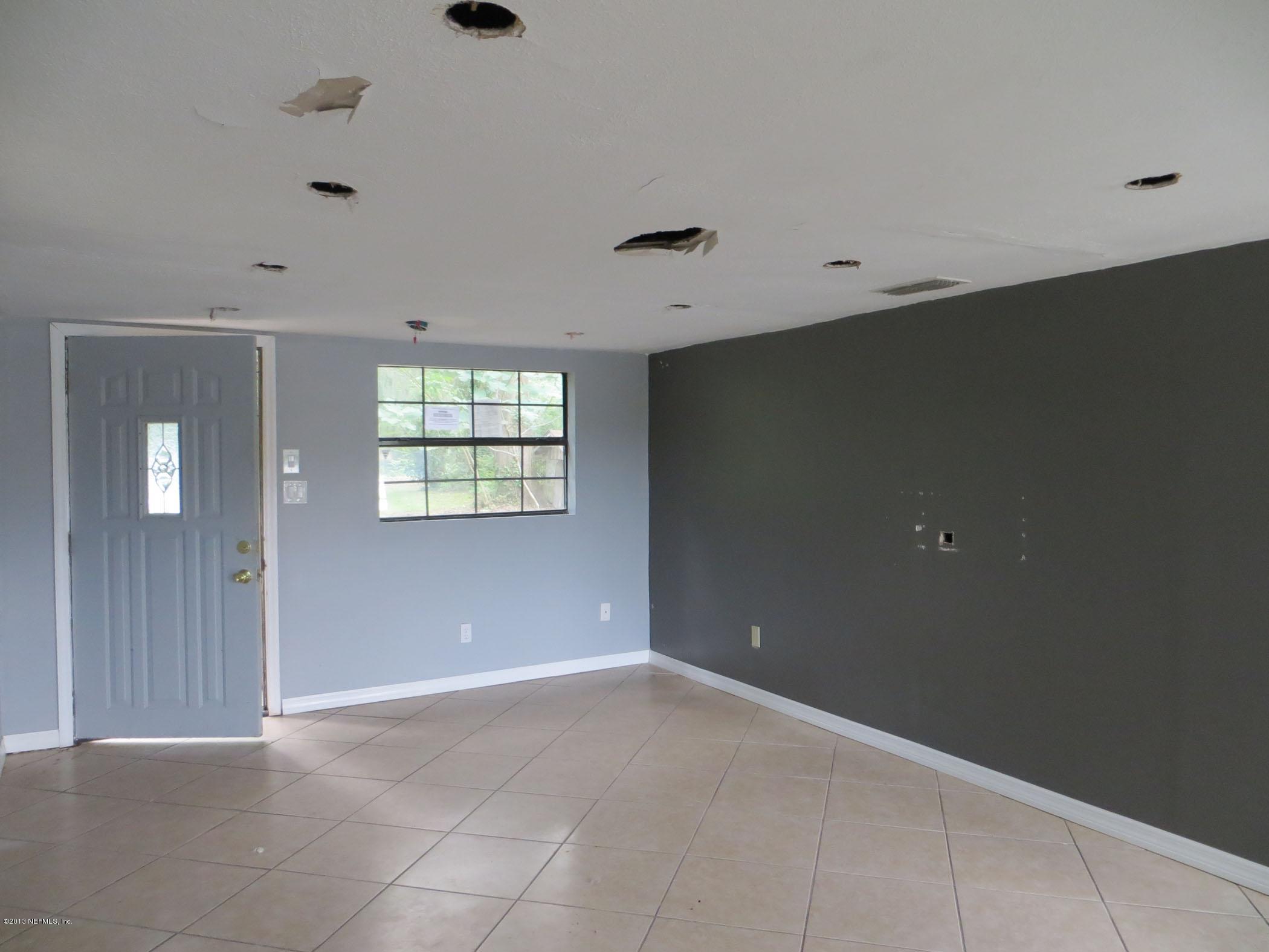 1723 Davis Road Jacksonville, FL 32218 - Photo 6 of 12 Living room