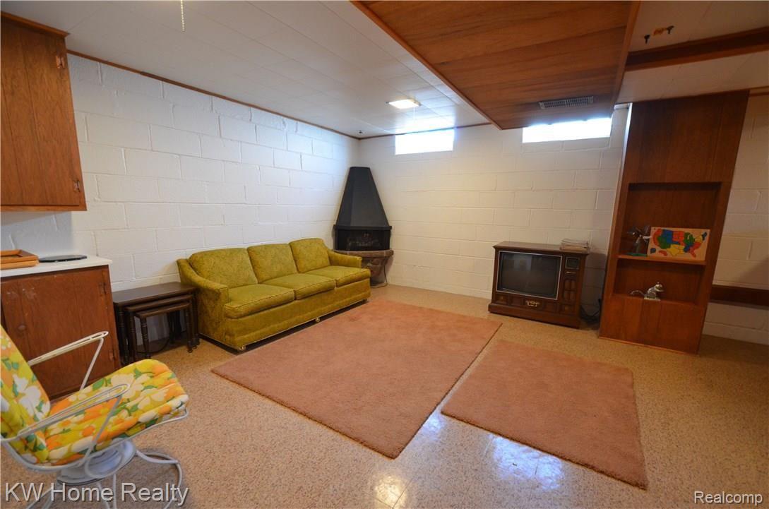 32290 Red Clover Road Farmington, MI 48334 - Photo 25 of 41 LLev1.JPG