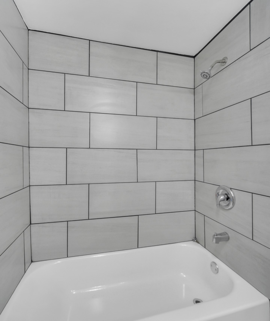 1820 Tomahawk Trail Round Lake Heights, IL 60073 - Photo 13 of 23 a bathroom with a bathtub