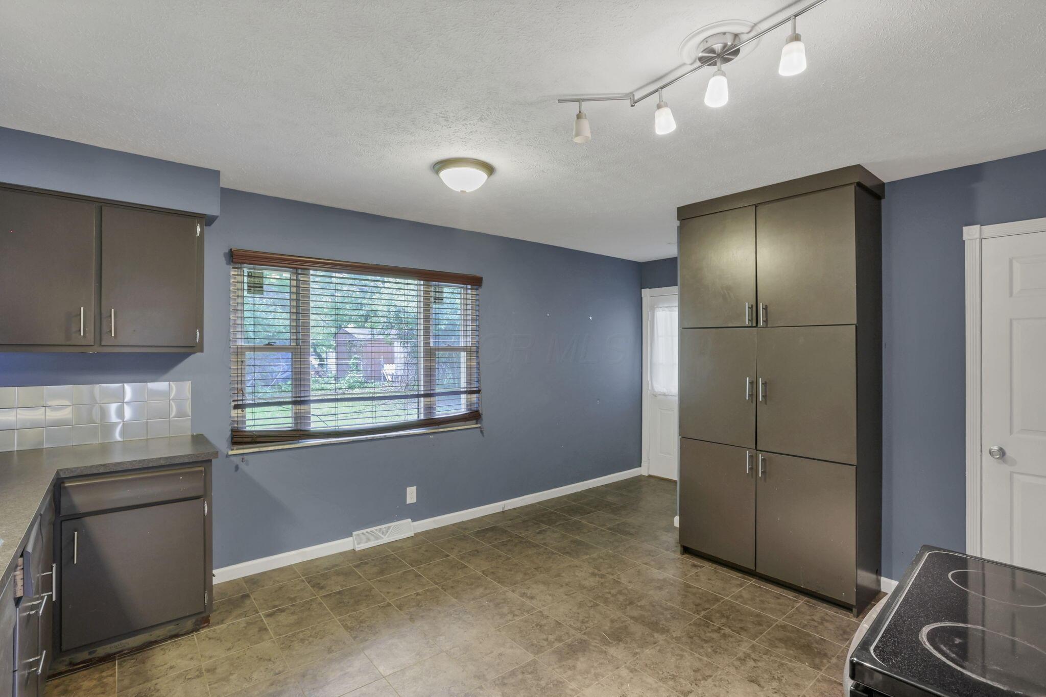 1923 Riverdale Road Columbus, OH 43232 - Photo 7 of 25 Kitchen
