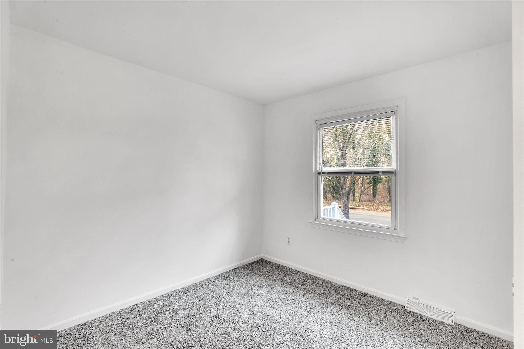 560 Edwards Drive Odenton, MD 21113 - Photo 14 of 39 an empty room with a window