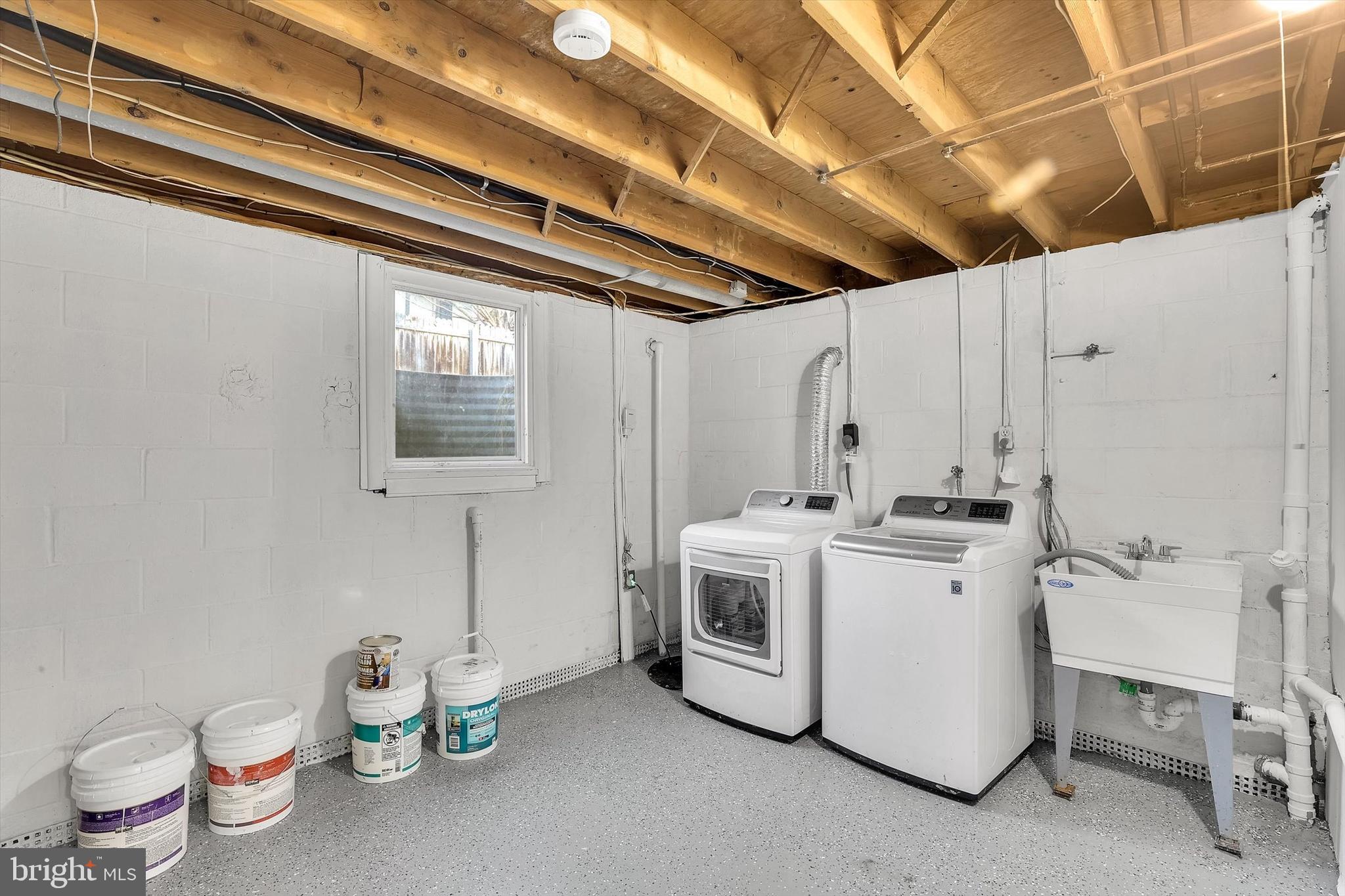 560 Edwards Drive Odenton, MD 21113 - Photo 30 of 39 a utility room with sink dryer and washer