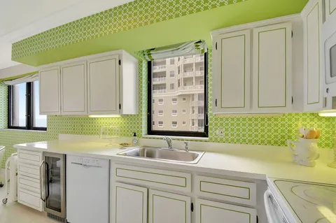 $600,000 | 5380 North Ocean Drive, Unit 7C, Singer Island, FL 33404