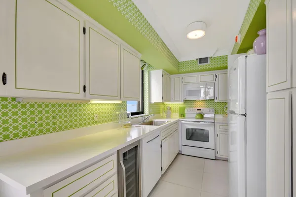$600,000 | 5380 North Ocean Drive, Unit 7C, Singer Island, FL 33404