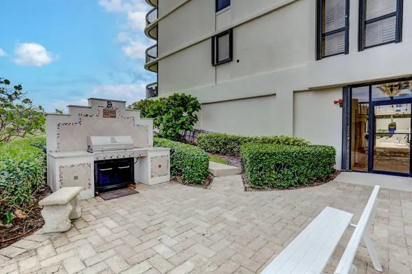 $600,000 | 5380 North Ocean Drive, Unit 7C, Singer Island, FL 33404