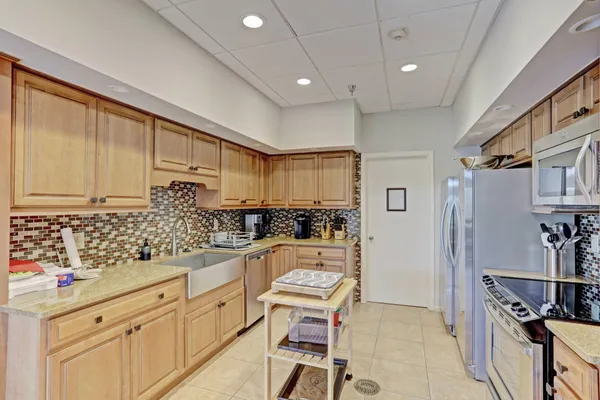 $600,000 | 5380 North Ocean Drive, Unit 7C, Singer Island, FL 33404