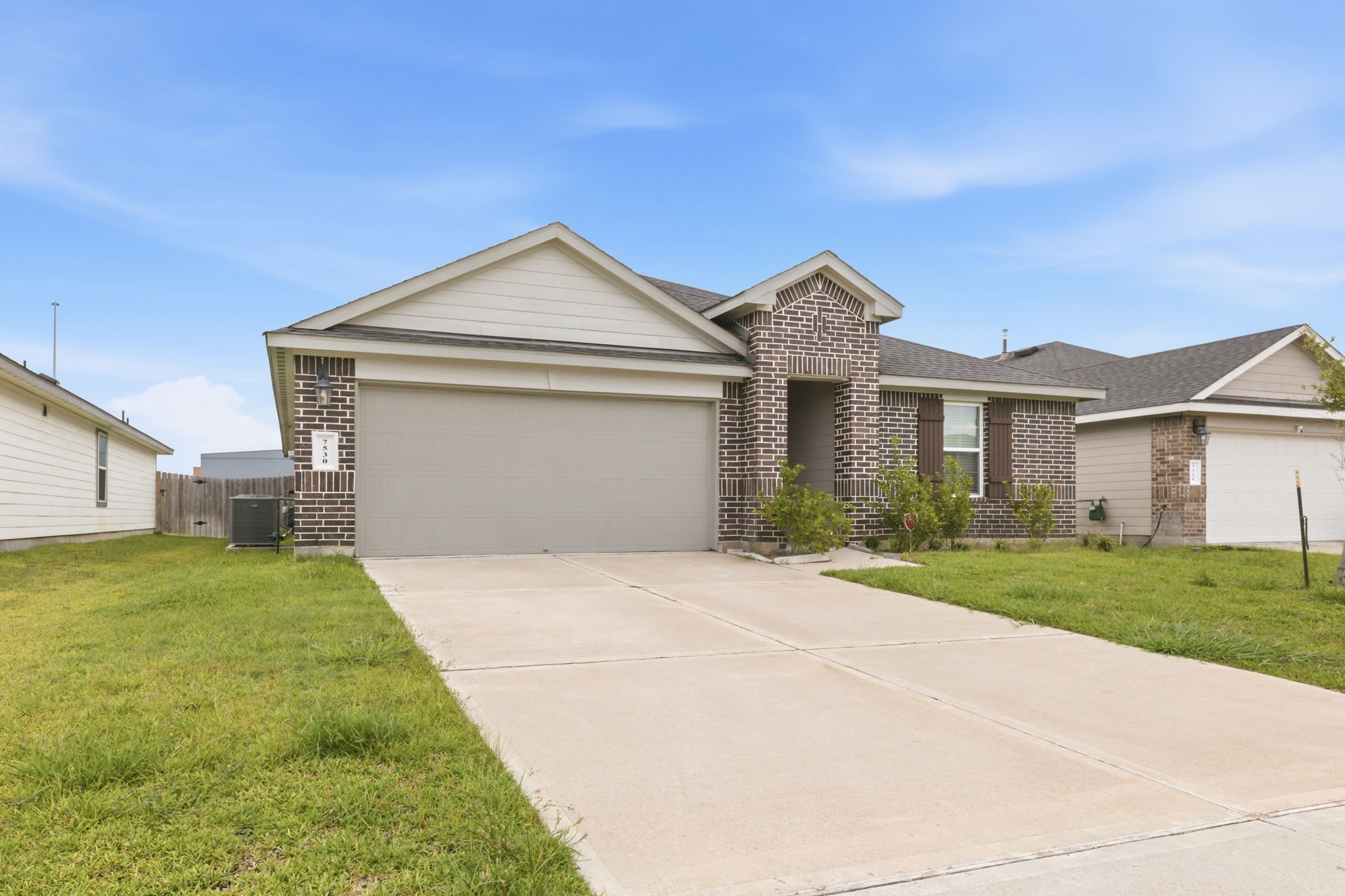 7530 Cynomys Court Rosharon, TX 77583 - Photo 2 of 30 Front of the house view from Left Side