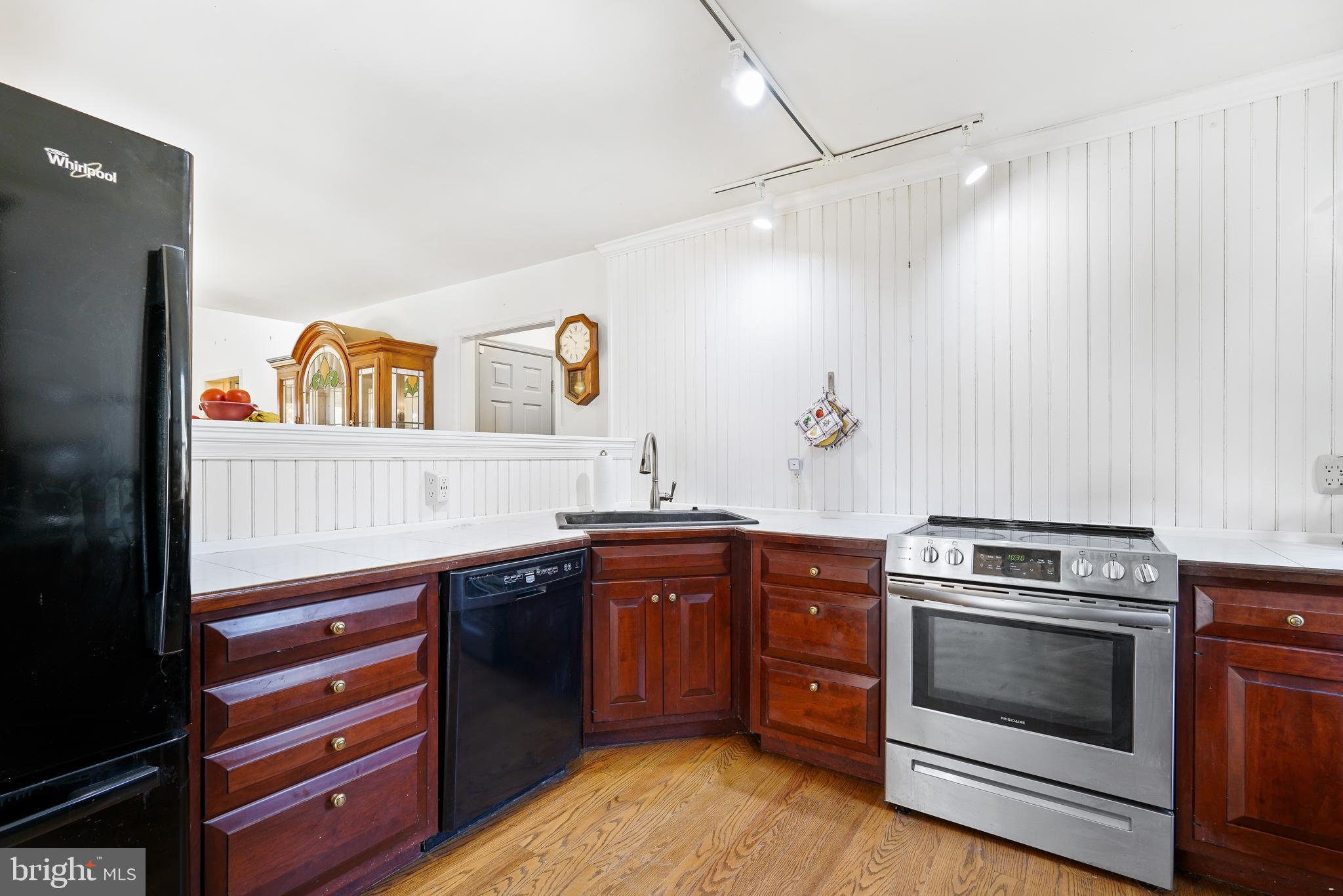 8 North Shah Road Elkton, MD 21921 - Photo 15 of 37 Custom cherry cabinets