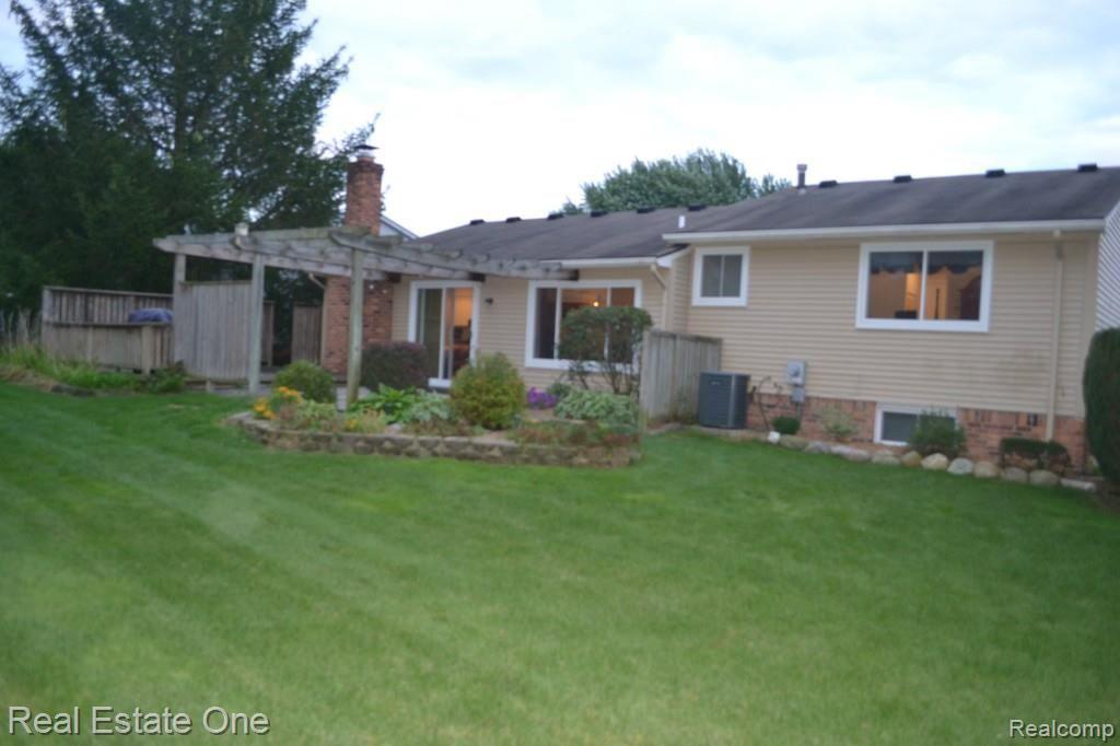 1683 Dennett Lane Rochester, MI 48307 - Photo 24 of 25 View of Back of Home