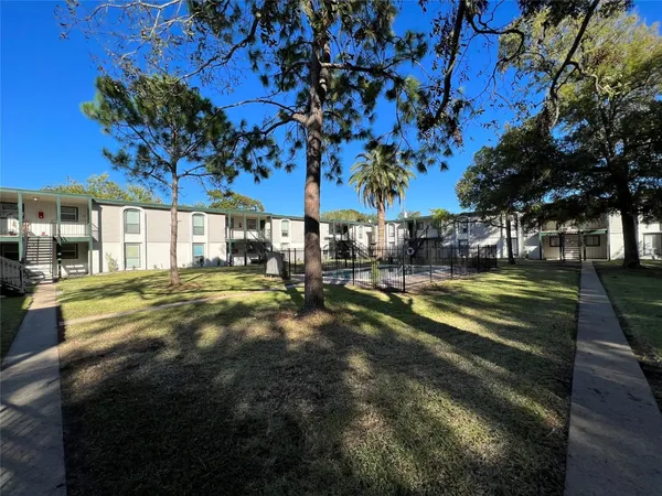 $795 | 130 Oyster Creek Drive, Unit 21, Lake Jackson, TX 77566