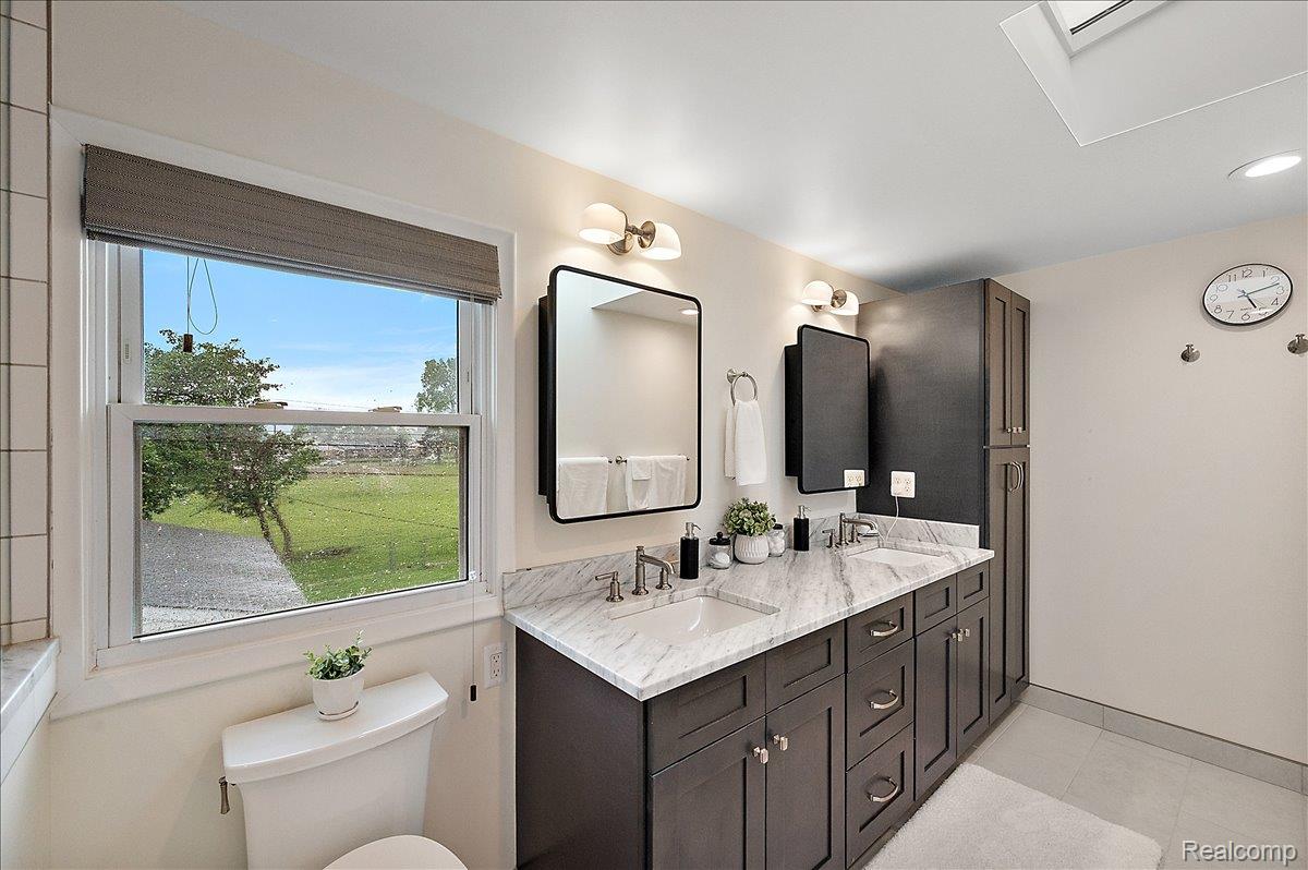 4403 Amherst Road Royal Oak, MI 48073 - Photo 32 of 60 2nd Floor Full Bathroom