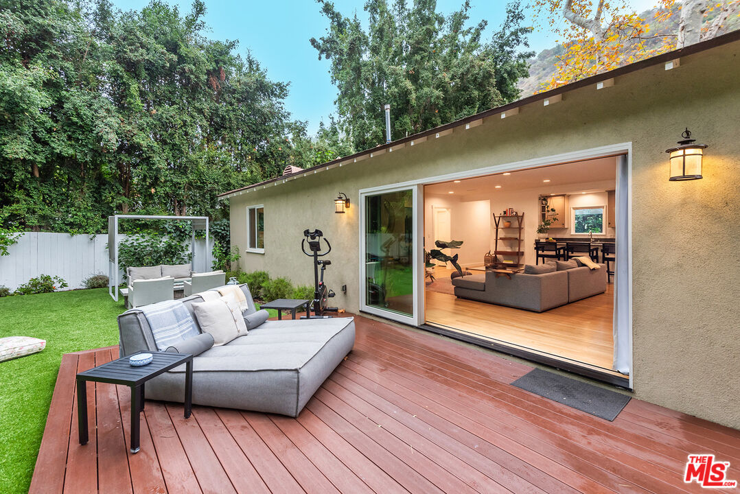 2621 Mandeville Canyon Road Los Angeles, CA 90049 - Photo 21 of 30 a balcony with furniture and garden