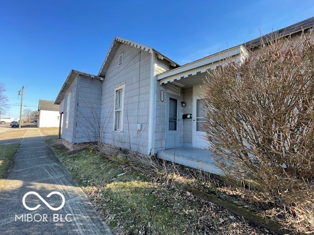 1331 Sycamore Street Columbus, IN 47201 - Photo 2 of 10