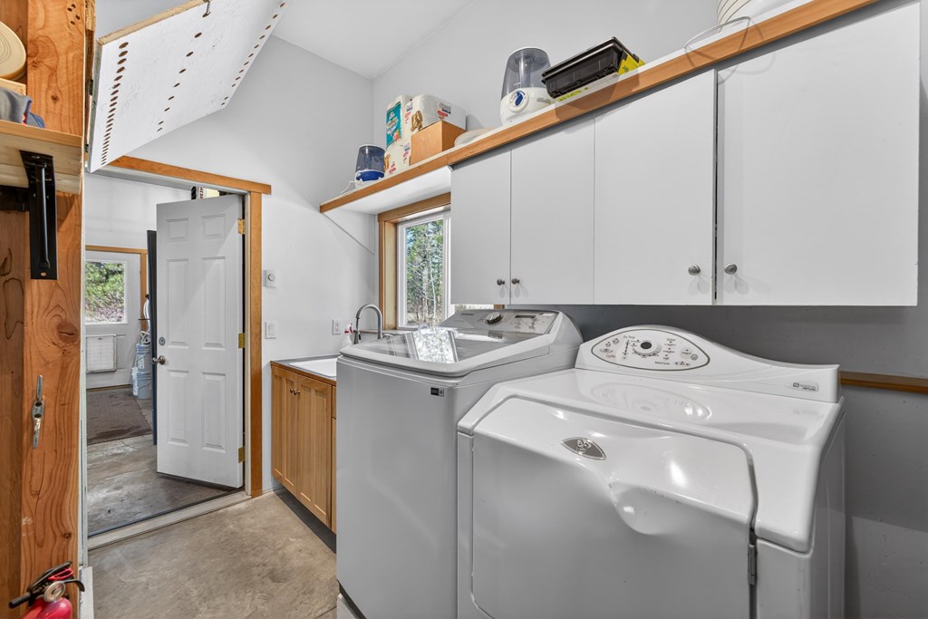 13810 Shadow Ridge Drive McCall, ID 83638 - Photo 20 of 31 Laundry and powder room