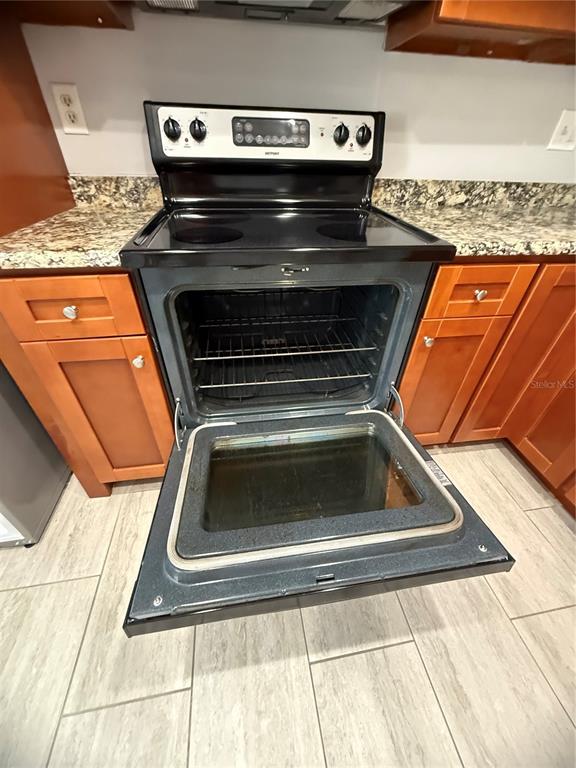 208 Palmetto Court, Unit 208 Oldsmar, FL 34677 - Photo 28 of 48 a close view of stove top oven