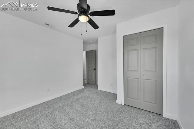 en empty room with ceiling fan