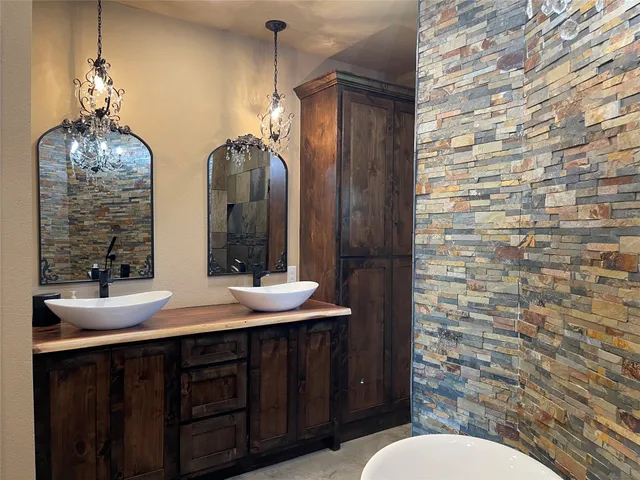 $950,000 | 218 Farm To Market 80, Teague, TX 75860