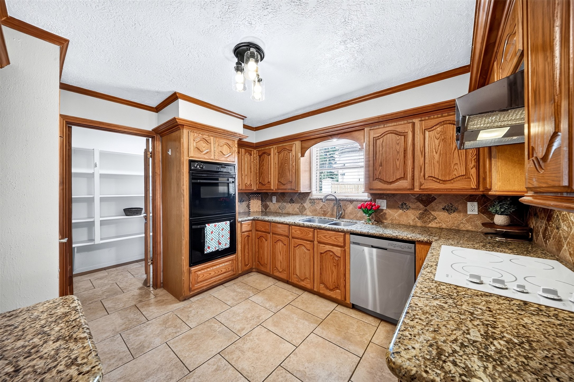 6507 Spring Leaf Drive Spring, TX 77379 - Photo 10 of 50 This kitchen features double ovens perfect for holiday baking and a huge walk in pantry!