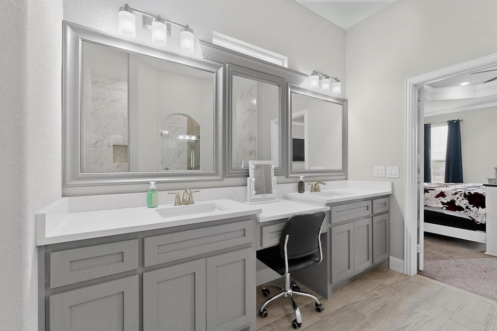 129 Altom Road Springtown, TX 76082 - Photo 19 of 40 a en suite bathroom with a double vanity sink and a mirror