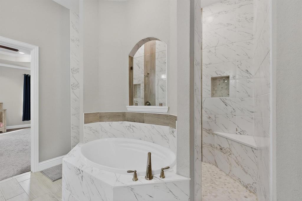 129 Altom Road Springtown, TX 76082 - Photo 20 of 40 a bathroom with a tub sink and mirror