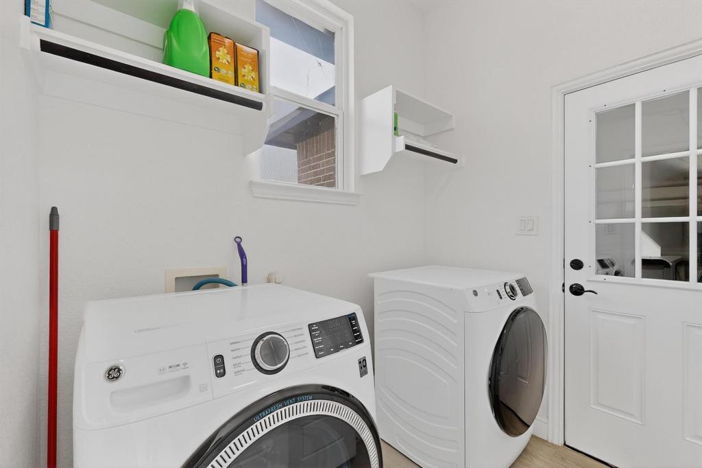 129 Altom Road Springtown, TX 76082 - Photo 22 of 40 a utility room with dryer and washer