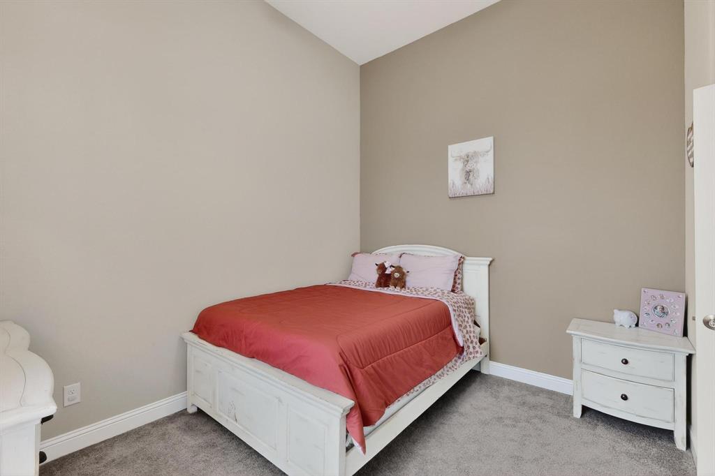 129 Altom Road Springtown, TX 76082 - Photo 24 of 40 a bedroom with a bed and a lamp