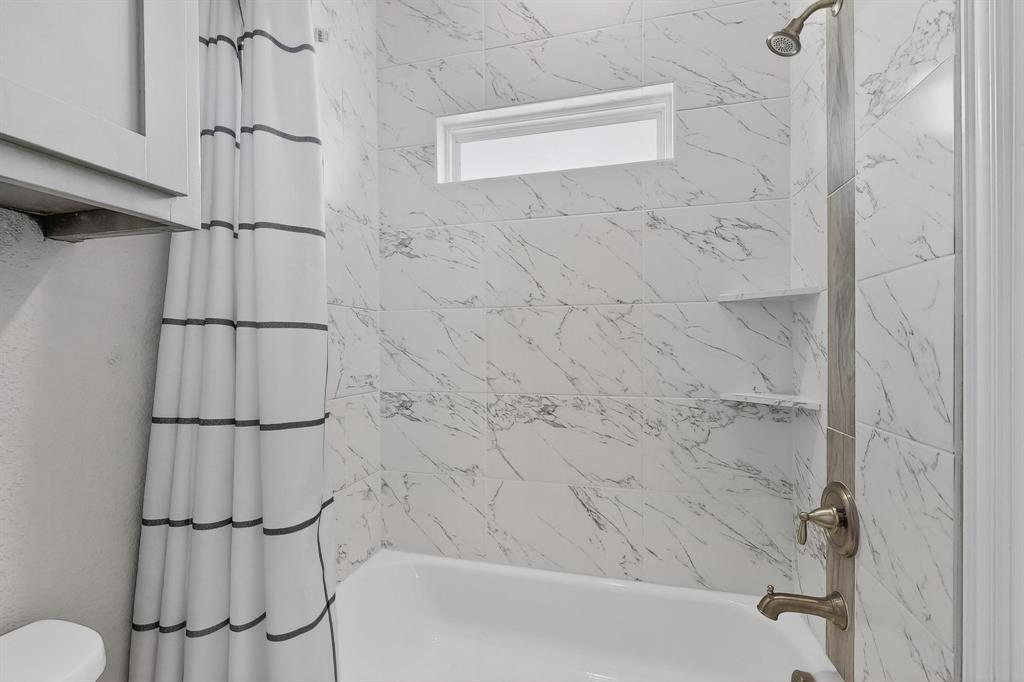 129 Altom Road Springtown, TX 76082 - Photo 31 of 40 a bathroom with a bathtub