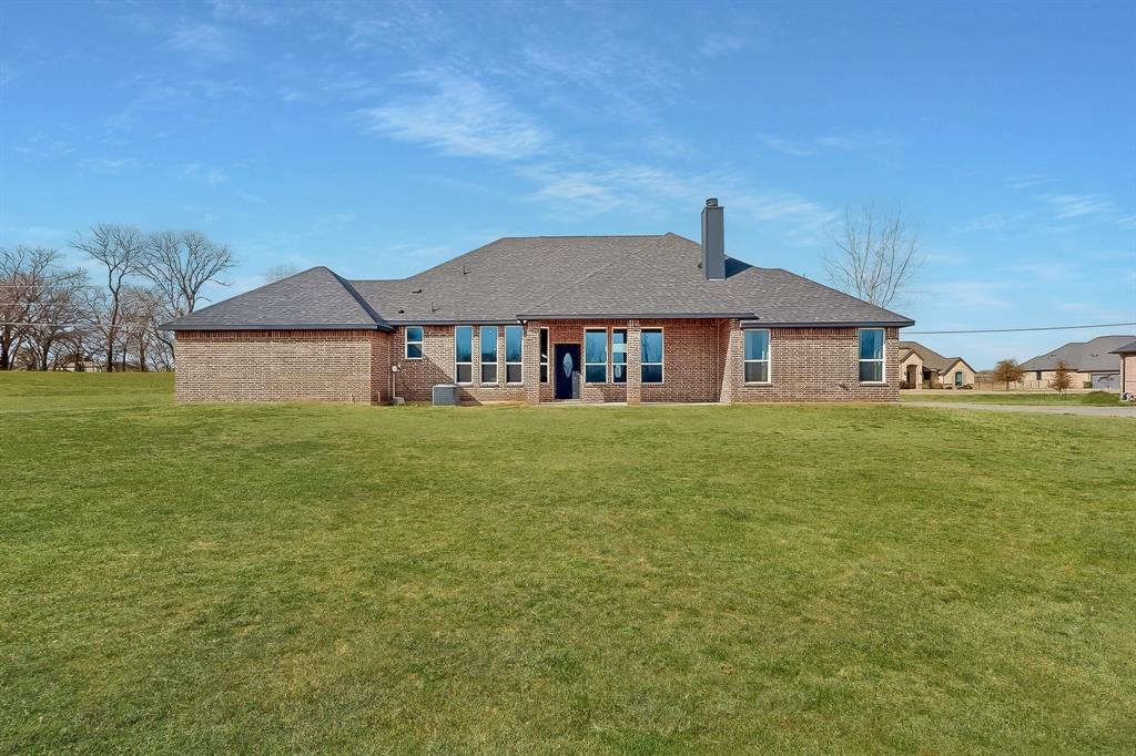 129 Altom Road Springtown, TX 76082 - Photo 40 of 40 a front view of a house with garden