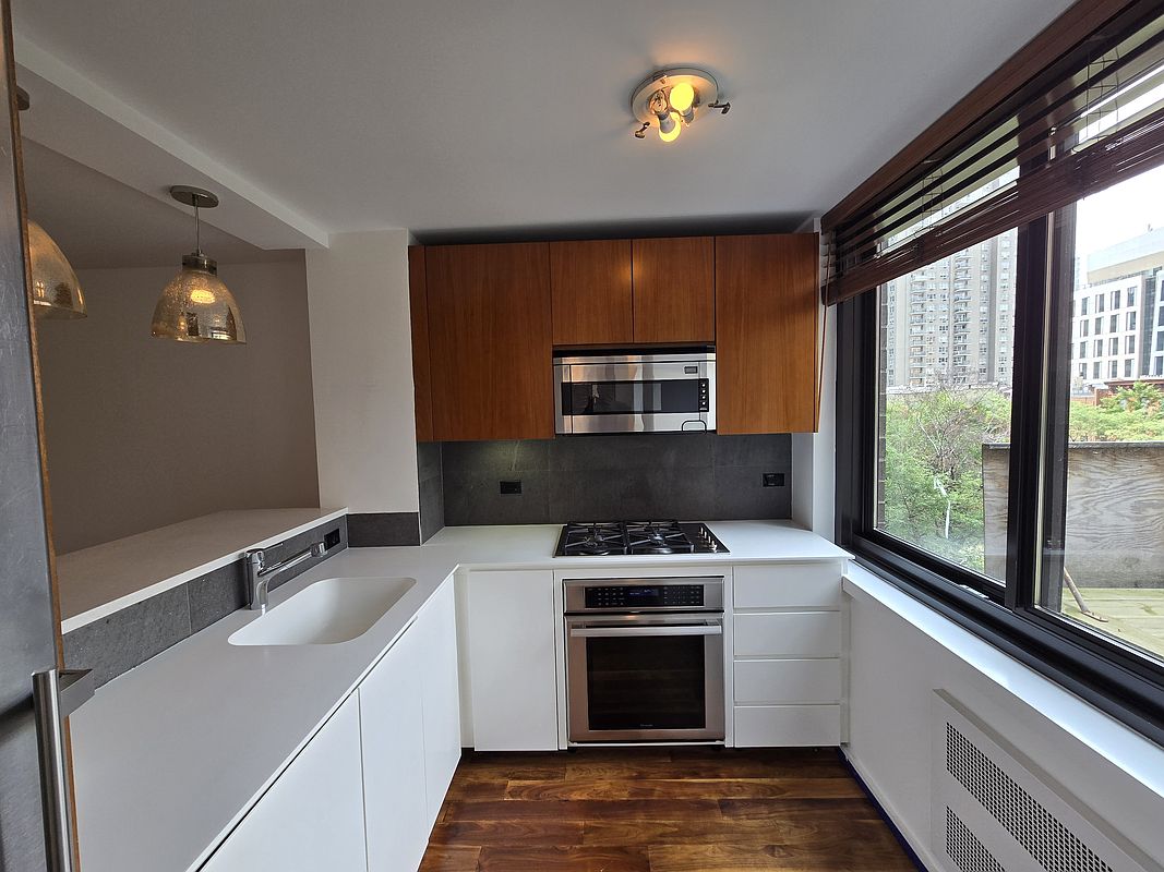 515 East 72nd Street, Unit 4B Manhattan, NY 10021 - Photo 4 of 11