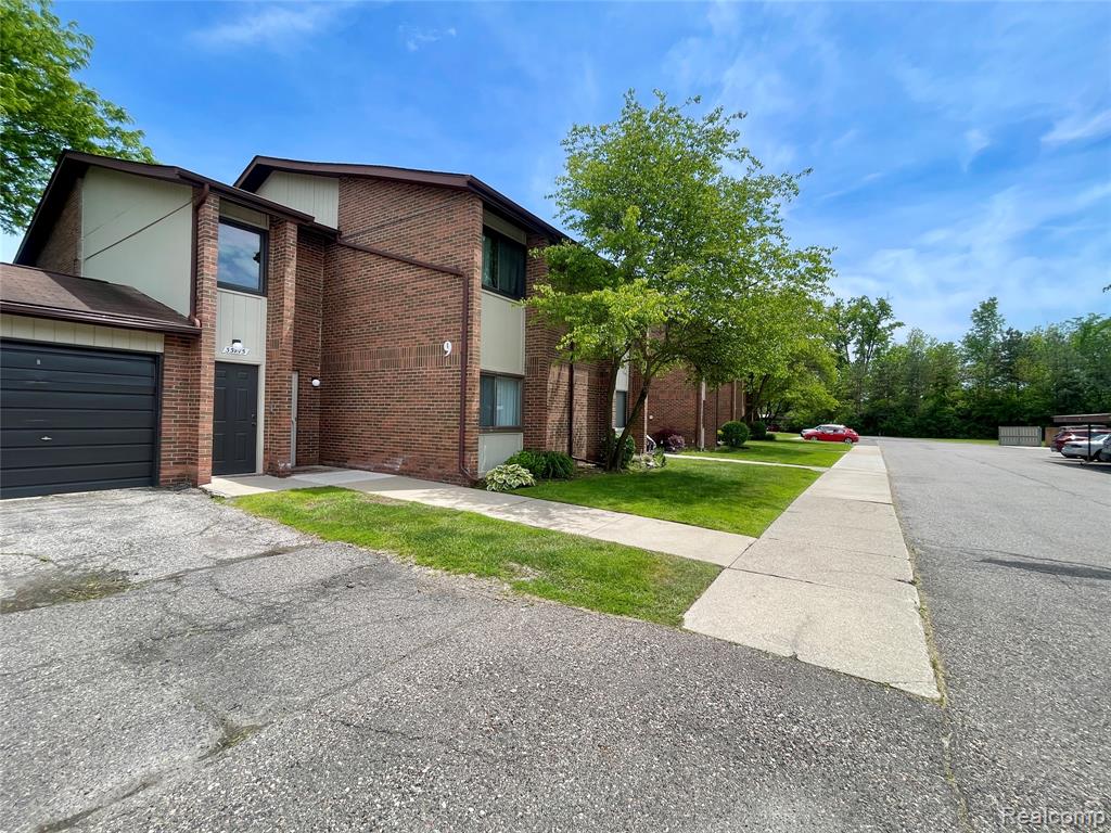33765 Pondview Circle Livonia, MI 48152 - Photo 3 of 27