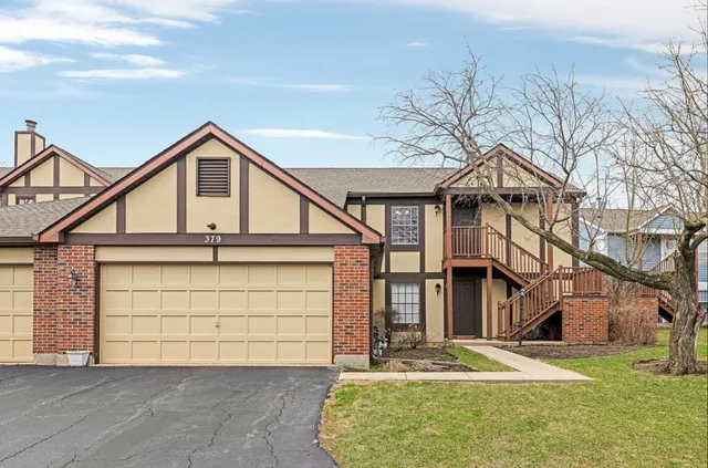 $3,200 | 379 Sandhurst Circle, Unit 1, Glen Ellyn, IL 60137