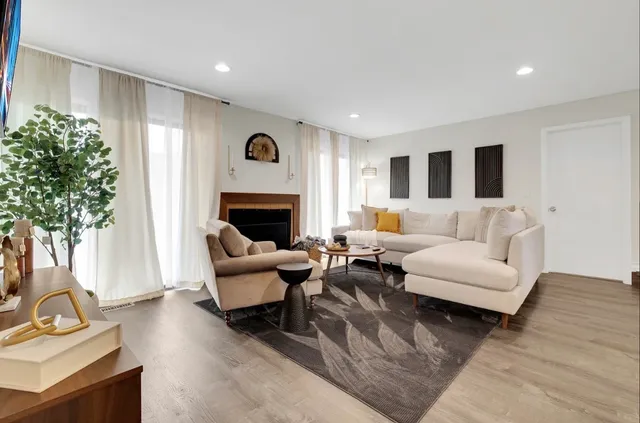 $3,200 | 379 Sandhurst Circle, Unit 1, Glen Ellyn, IL 60137