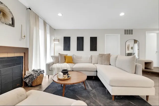 $3,200 | 379 Sandhurst Circle, Unit 1, Glen Ellyn, IL 60137