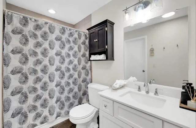 $3,200 | 379 Sandhurst Circle, Unit 1, Glen Ellyn, IL 60137